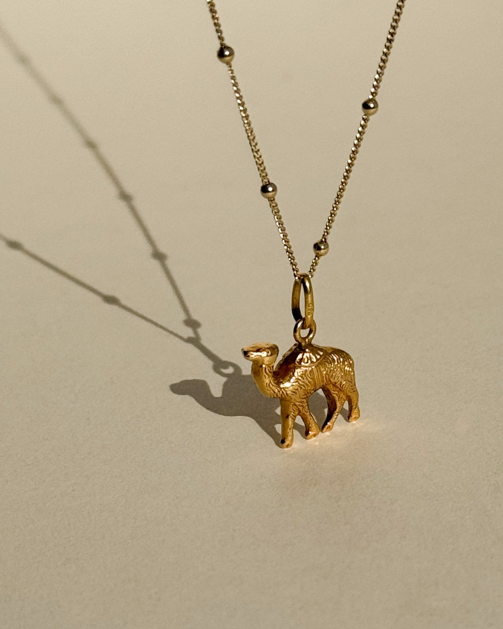 Vintage camel necklace in 18ct gold