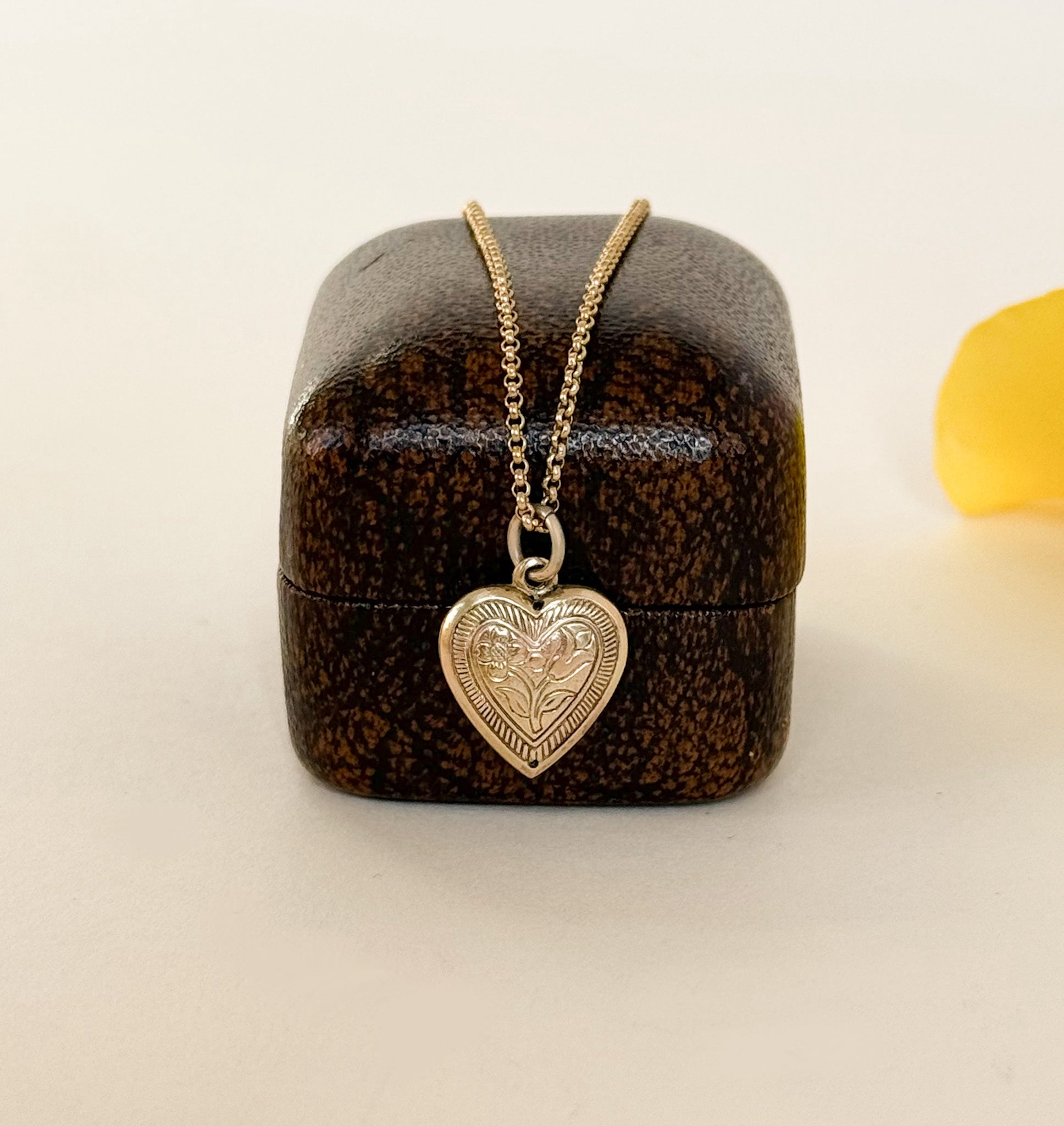 Antique 9ct gold engraved flower pendant
