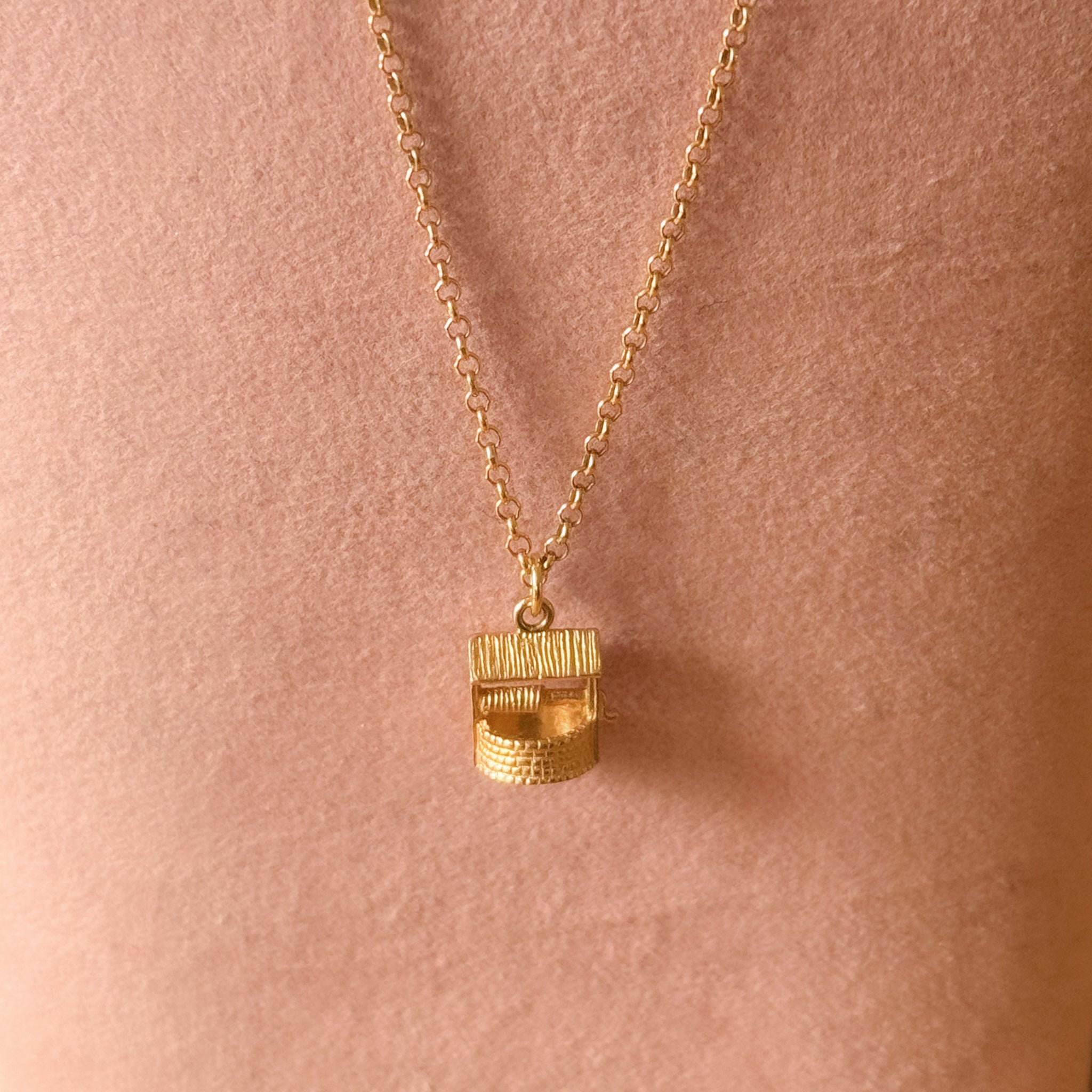 Wishing well charm in 9ct yellow gold vintage