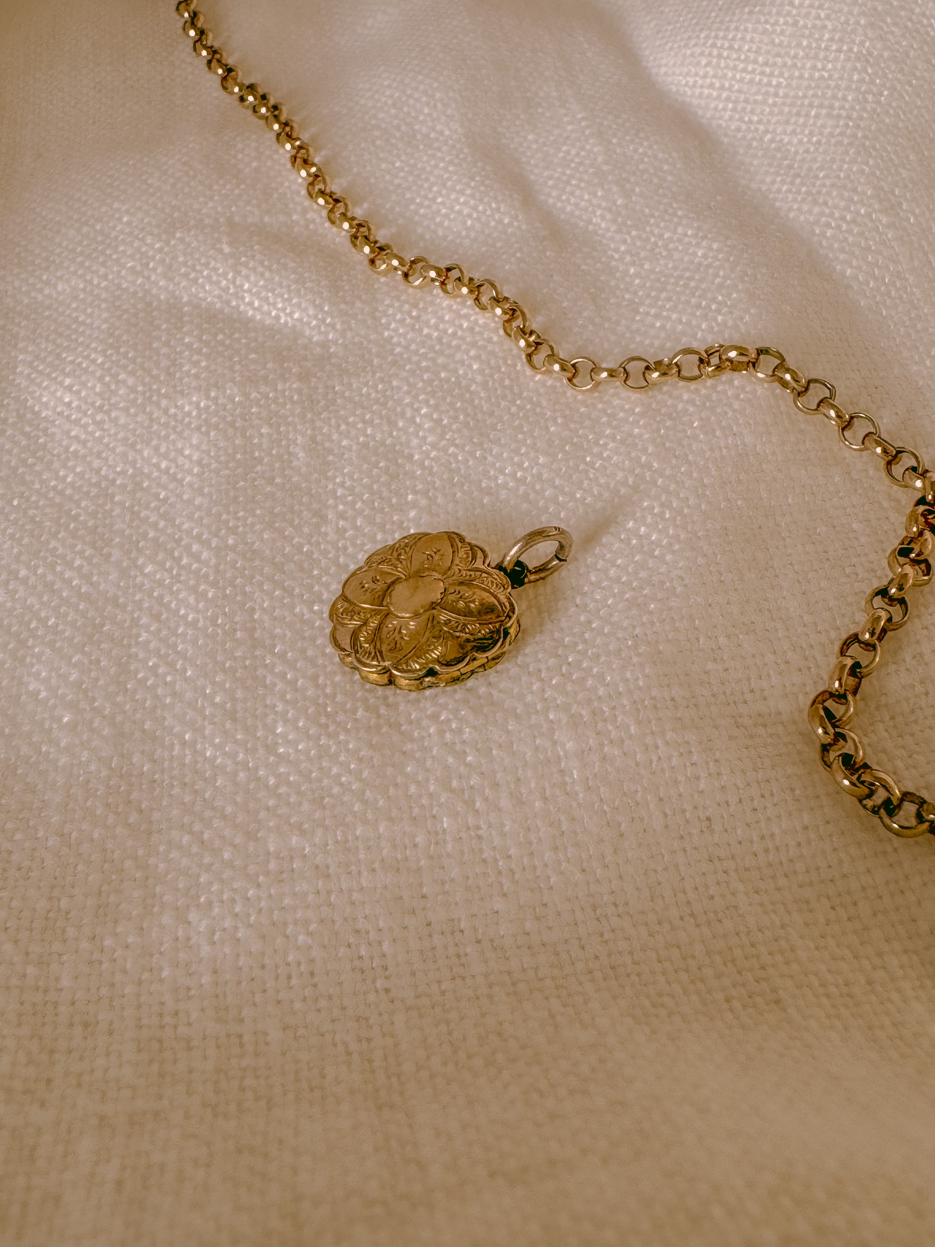 victorian gold locket jewellery gifts