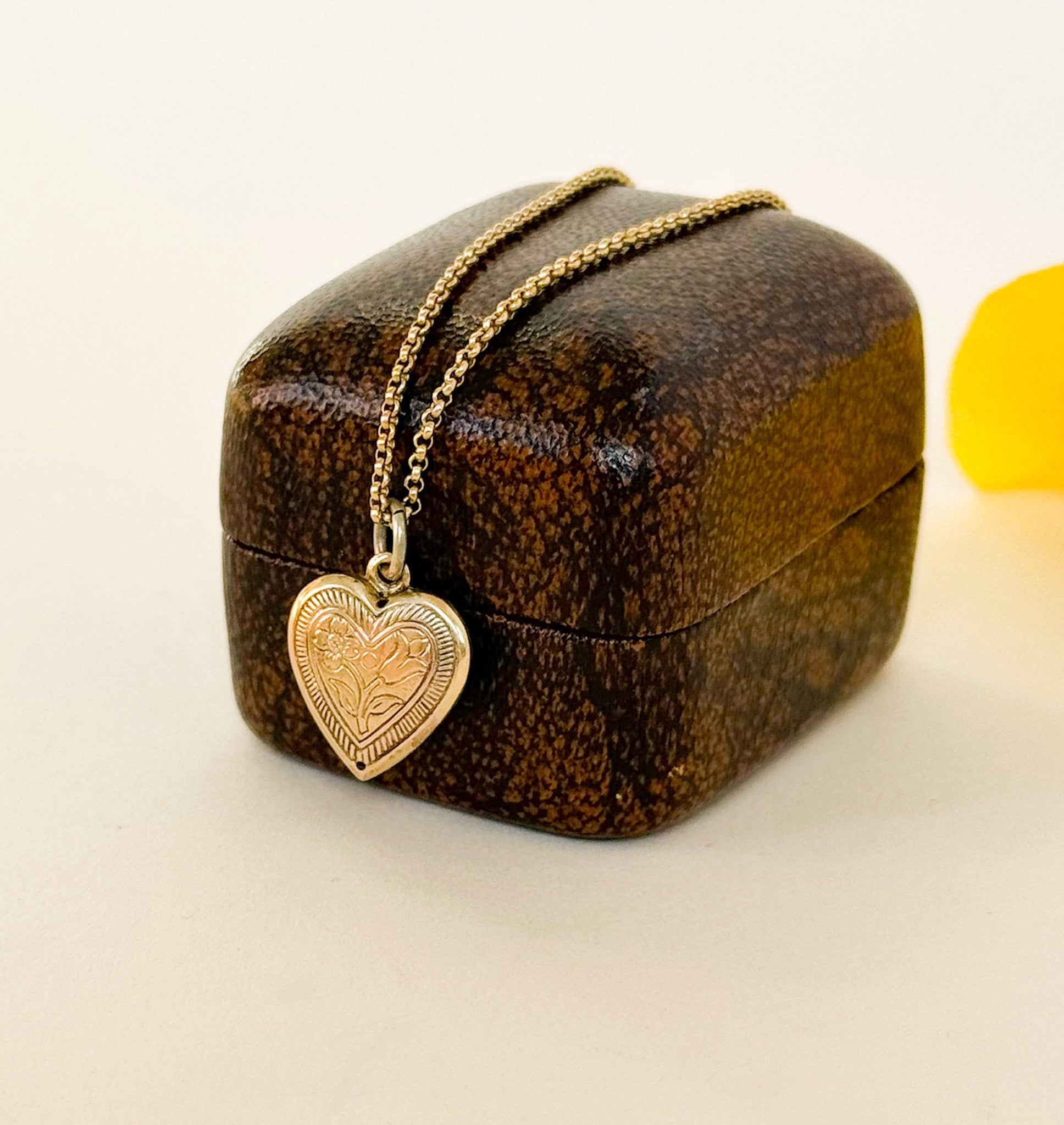 Edwardian floral engraved 9ct gold pendant