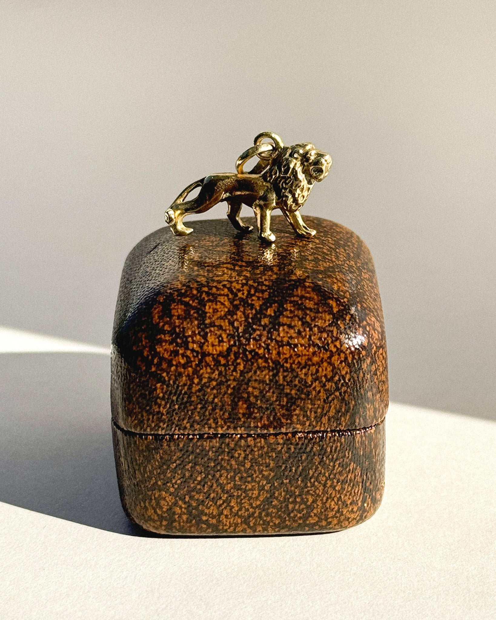 Vintage 15ct gold lion charm