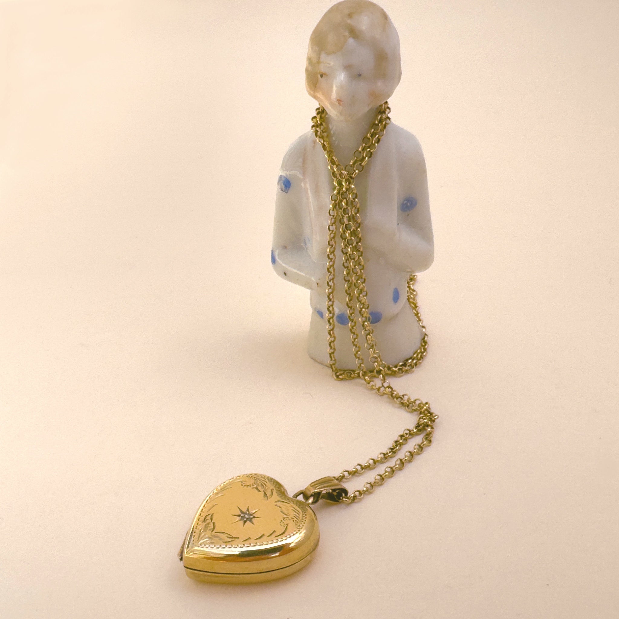 9ct yellow gold vintage locket with diamond