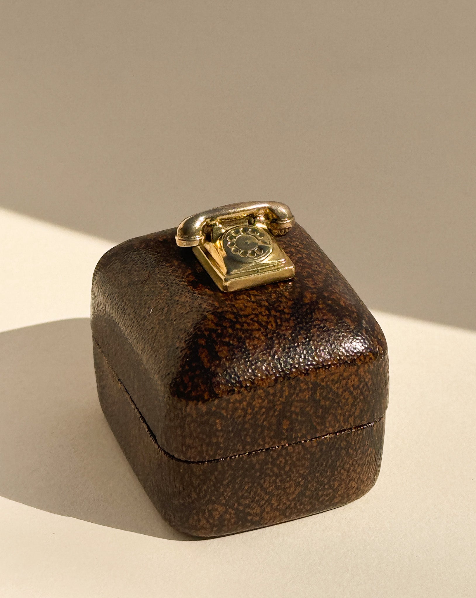 Telephone charm in solid gold