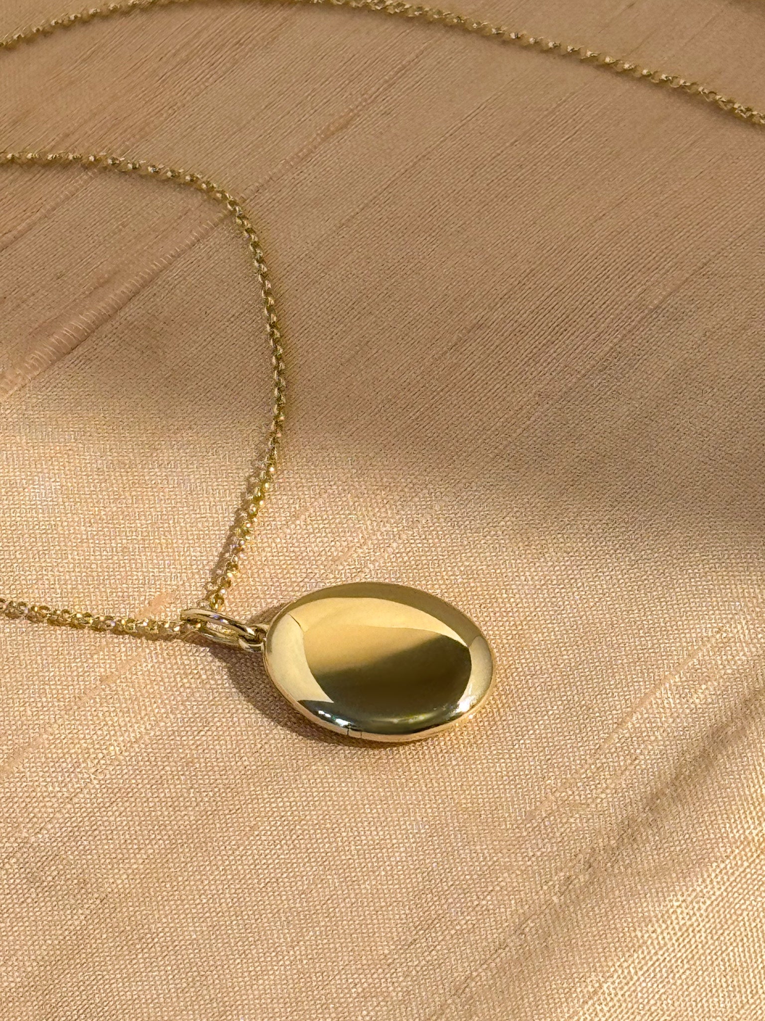 Oval locket necklace in 9ct and 14ct yellow gold