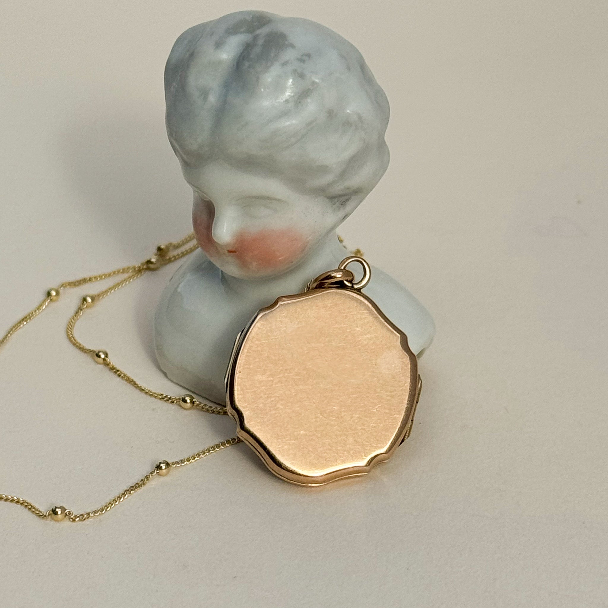 Striking vintage gold locket