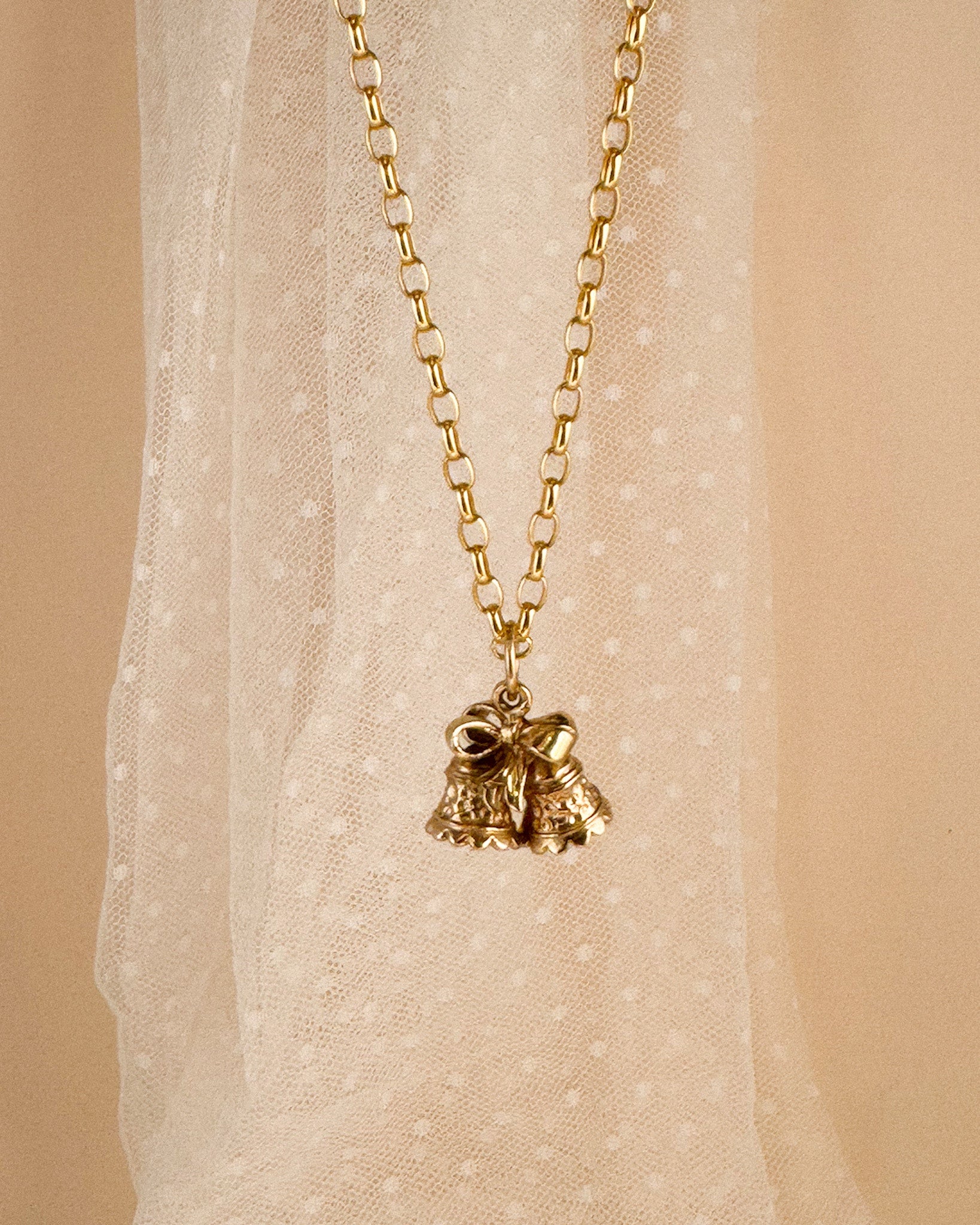 Vintage jewellery for a vintage style bride