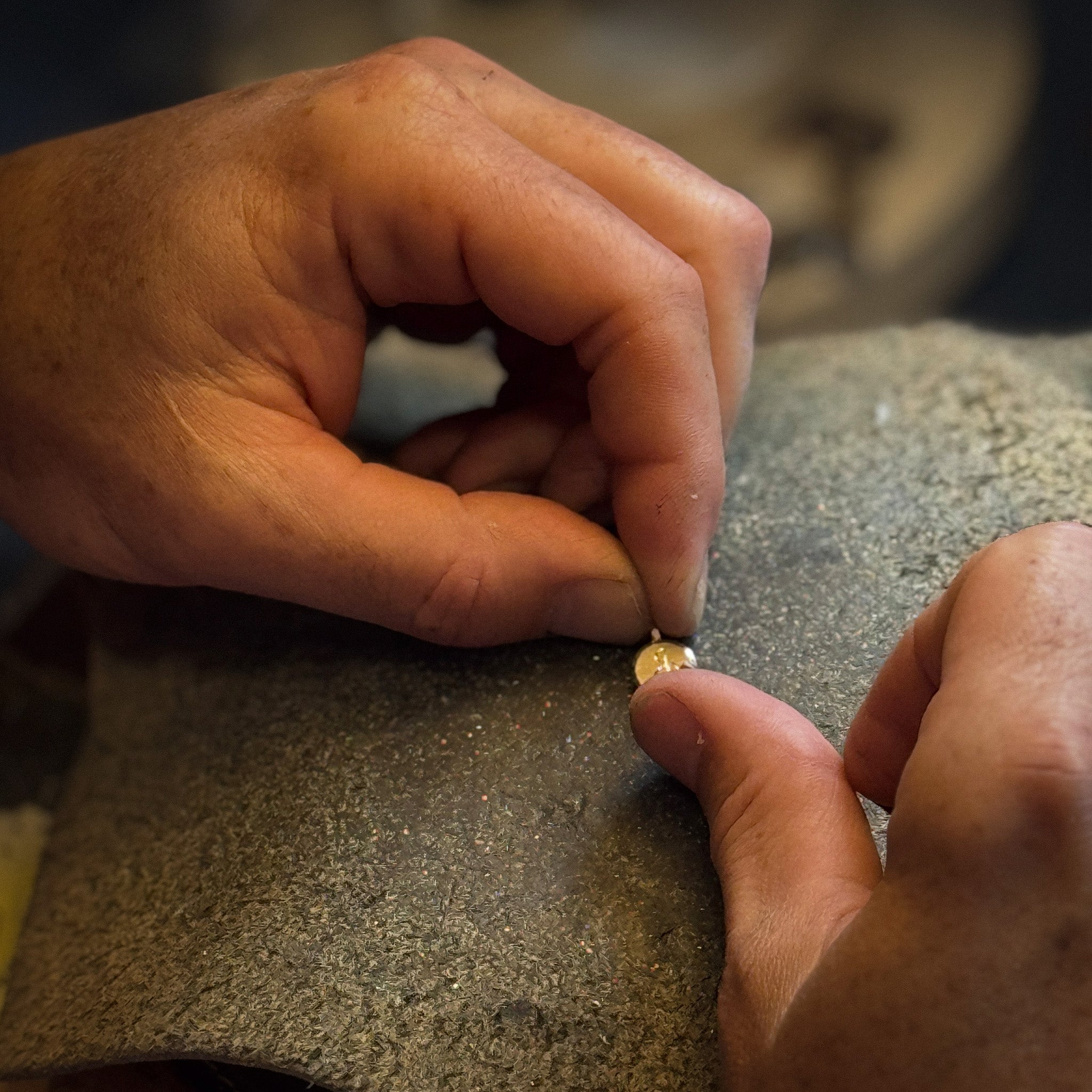 Traditional Jewellery Hand Engraving in Gold 