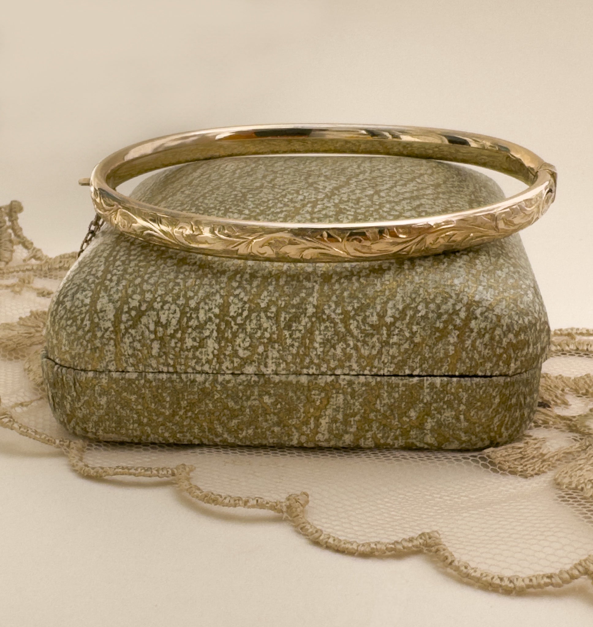 Everyday 9ct yellow gold bangle 