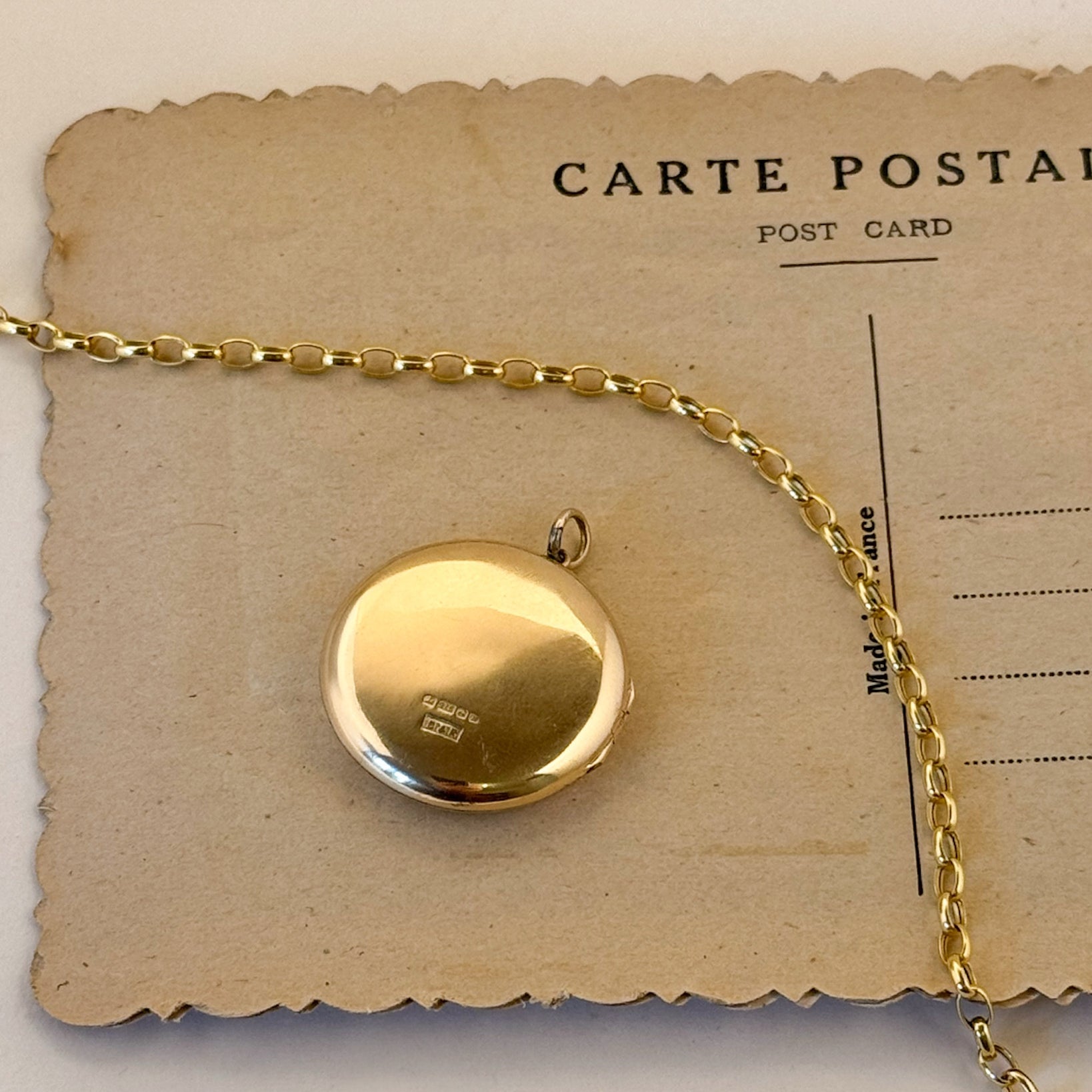 Hallmarked vintage 9ct gold locket 