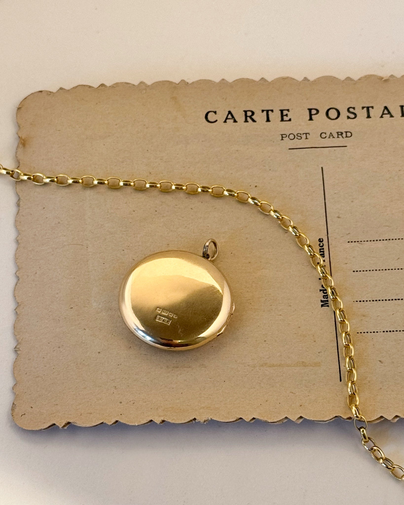 Hallmarked vintage 9ct gold locket 