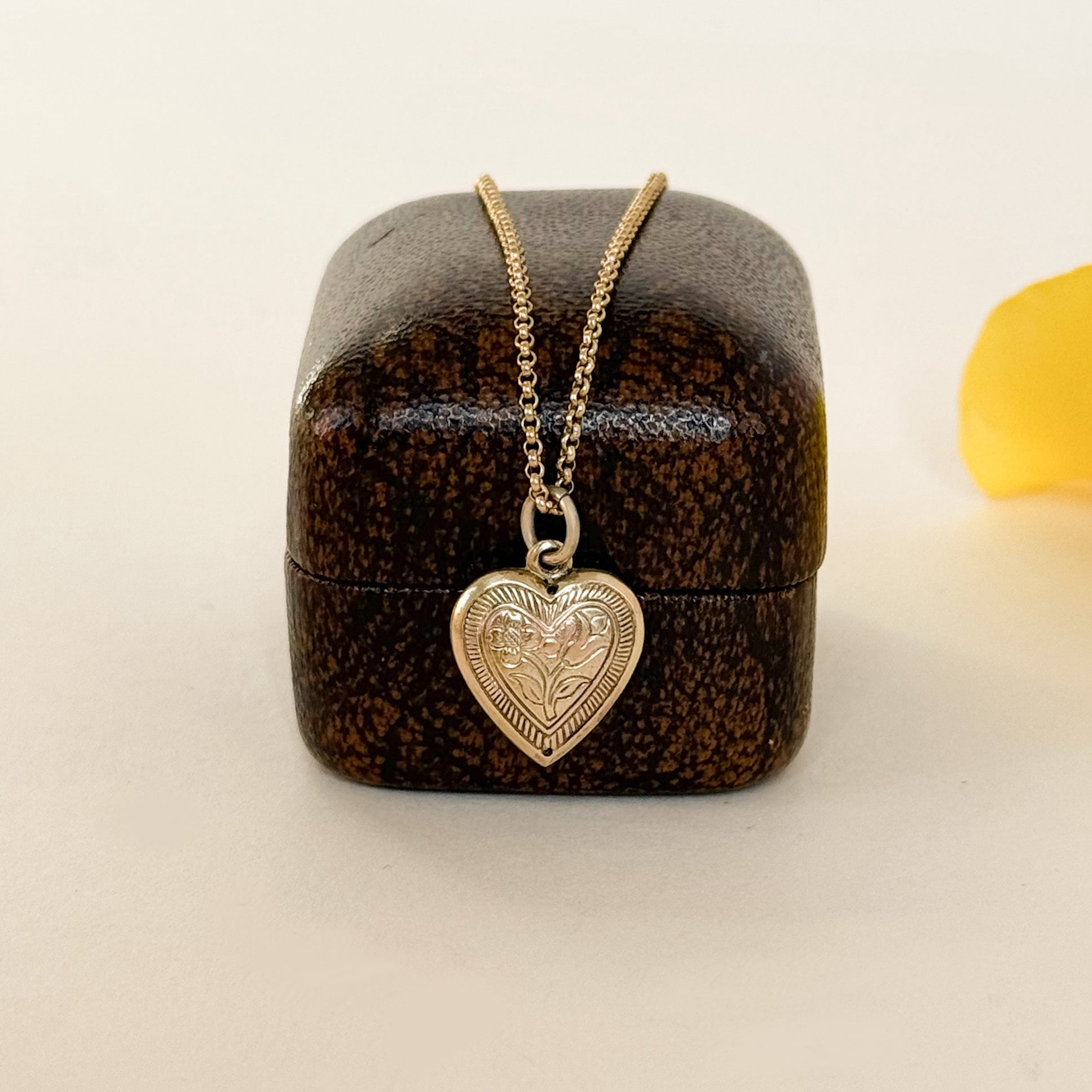 Antique 9ct gold engraved flower pendant 