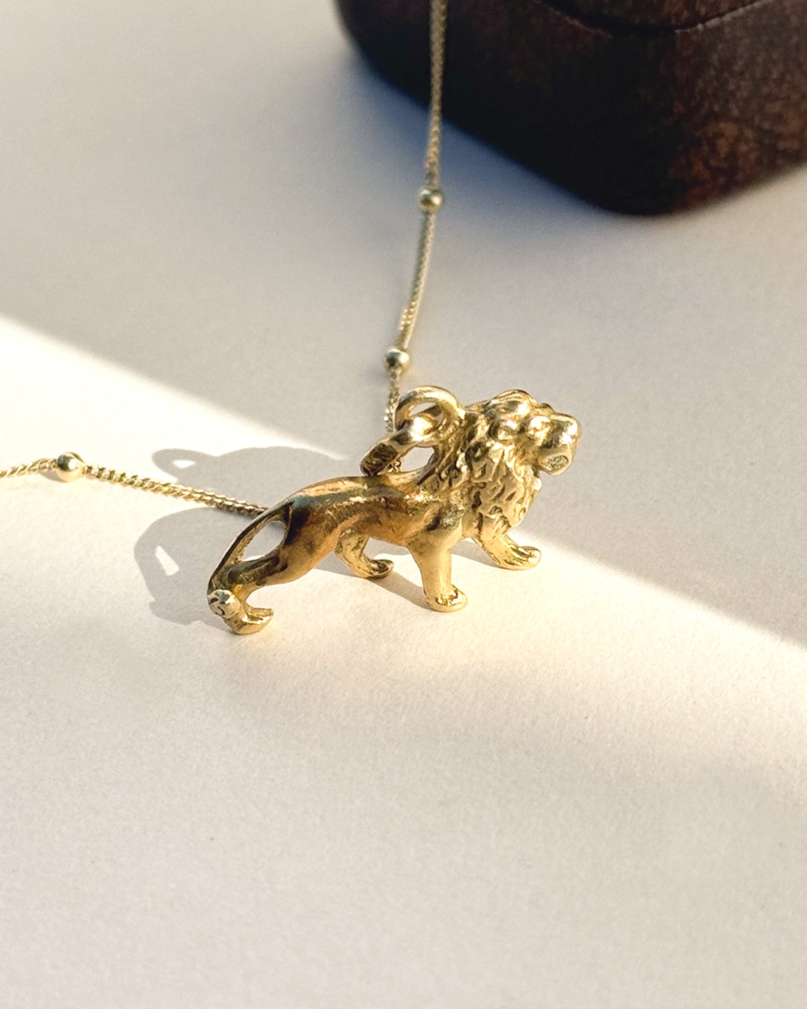 Finely detailed lion charm in 15ct gold 