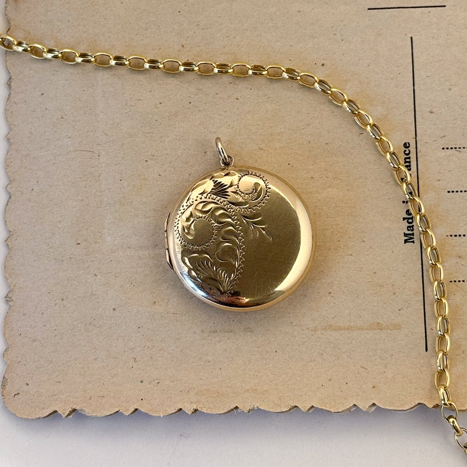 9ct gold vintage round locket 