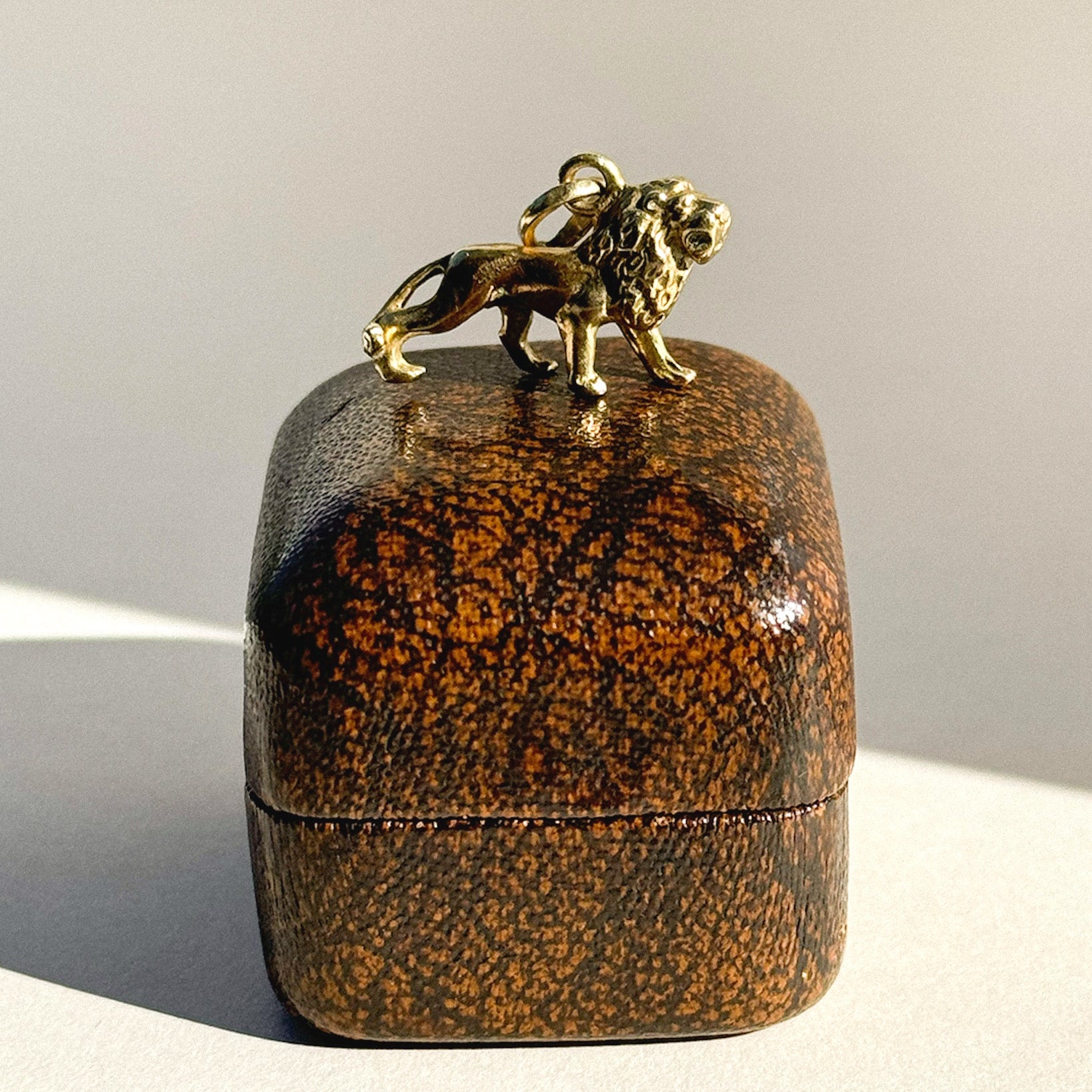 Vintage 15ct gold lion charm