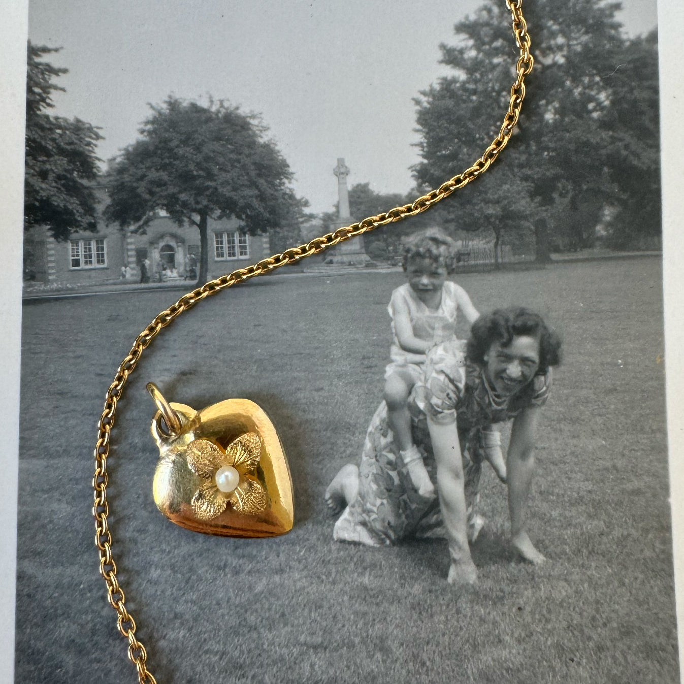 Antique gold heart pendant 