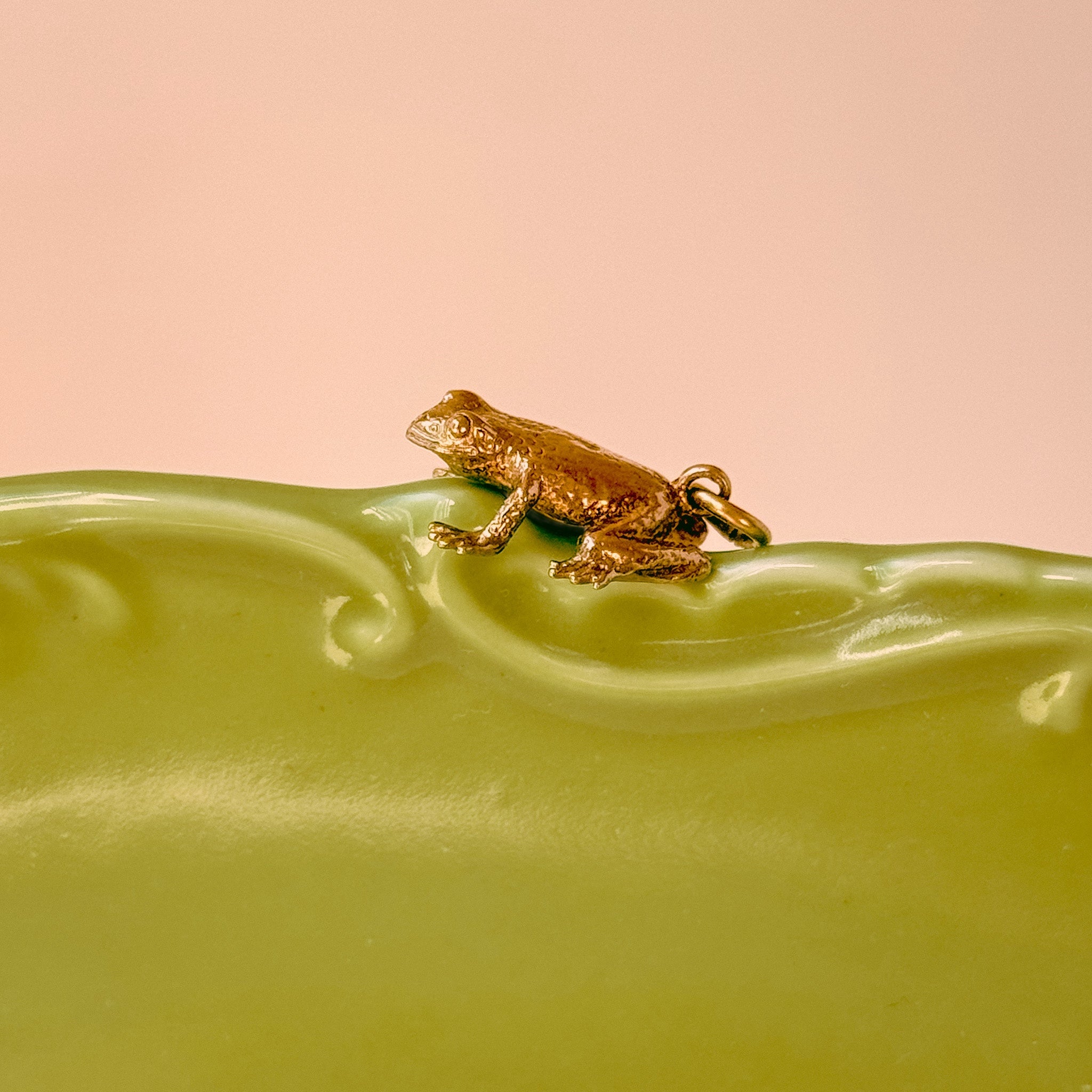 Vintage 9ct solid gold frog charm 