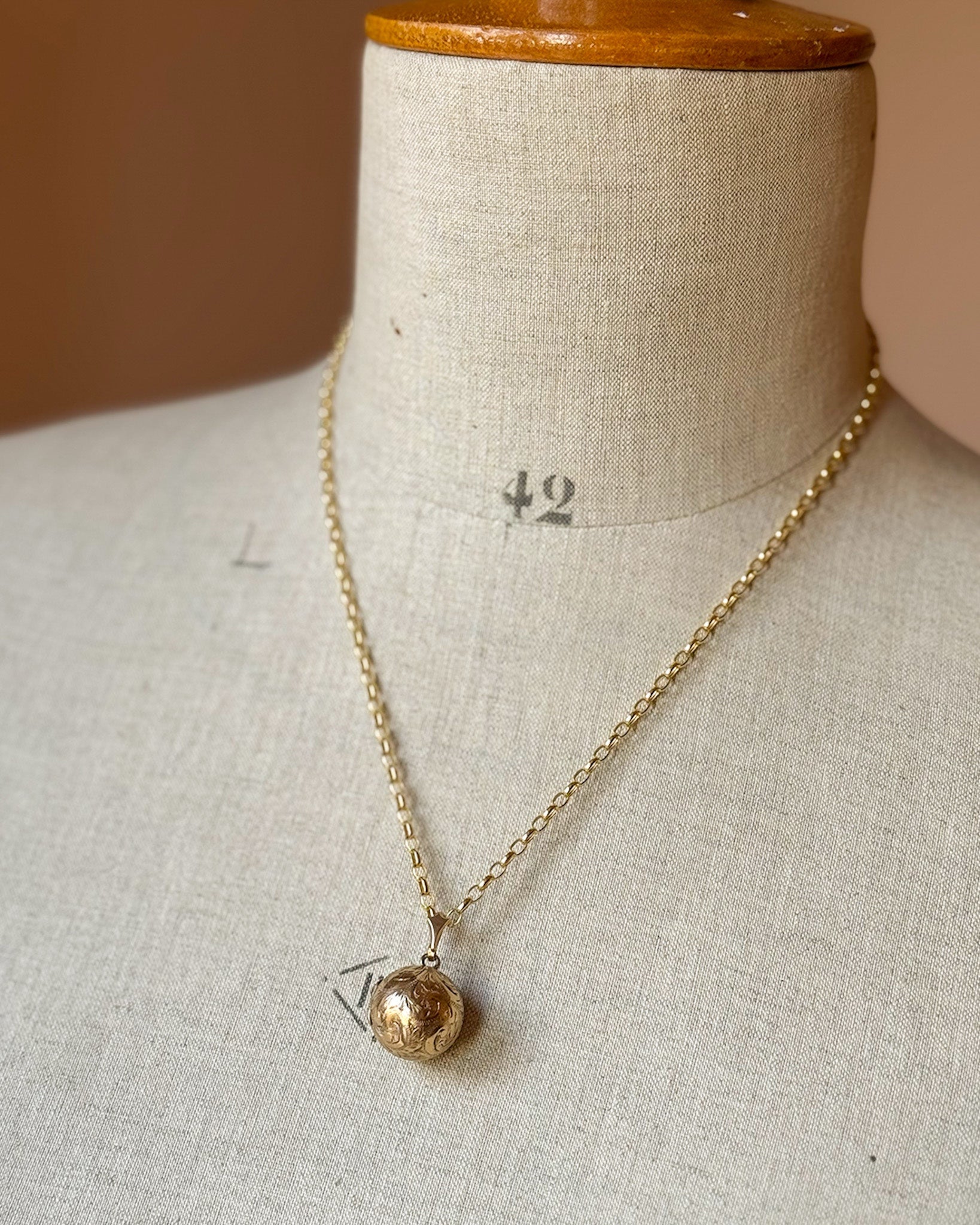 Vintage 9ct gold round ball locket  