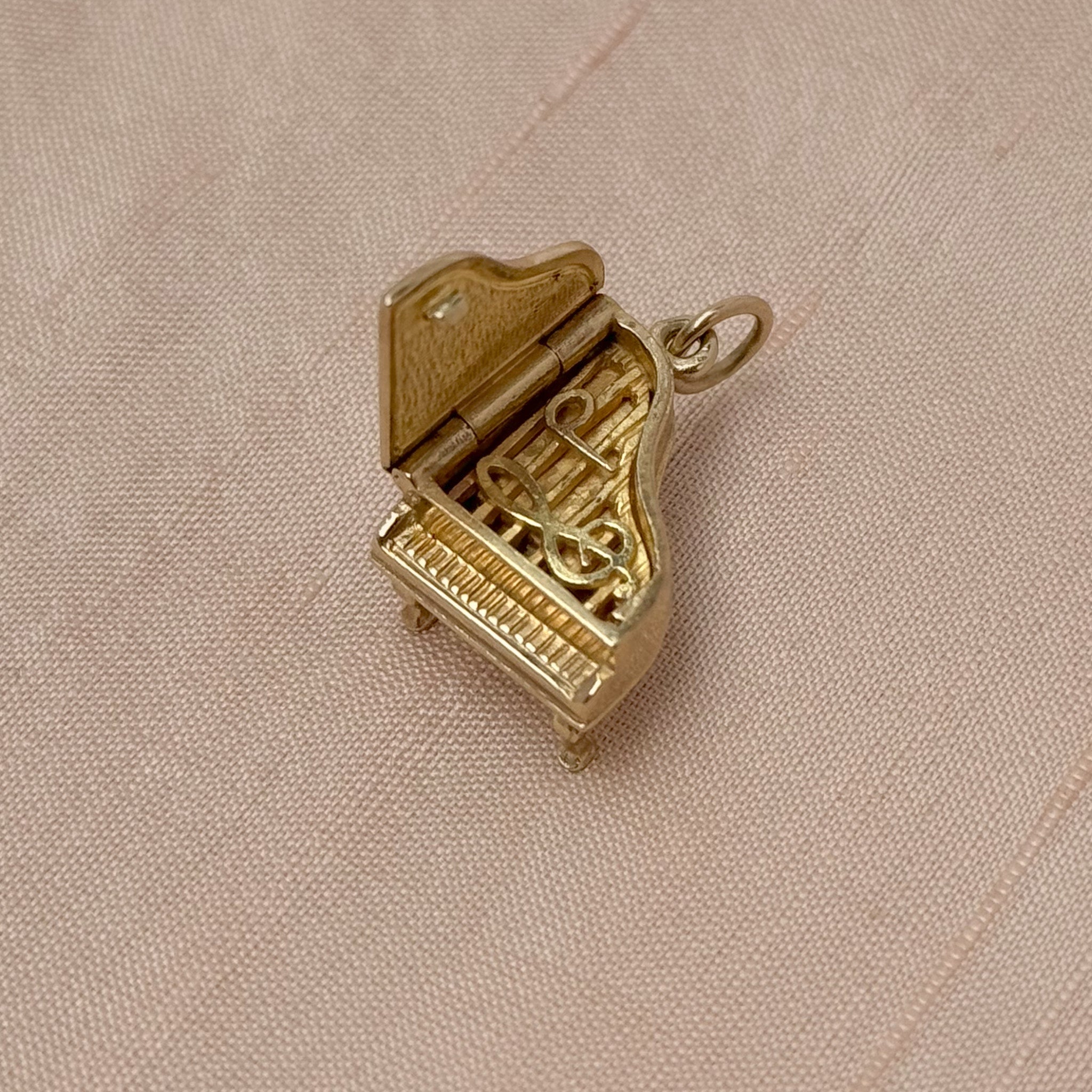 Secret jewelry charm in 9k gold 