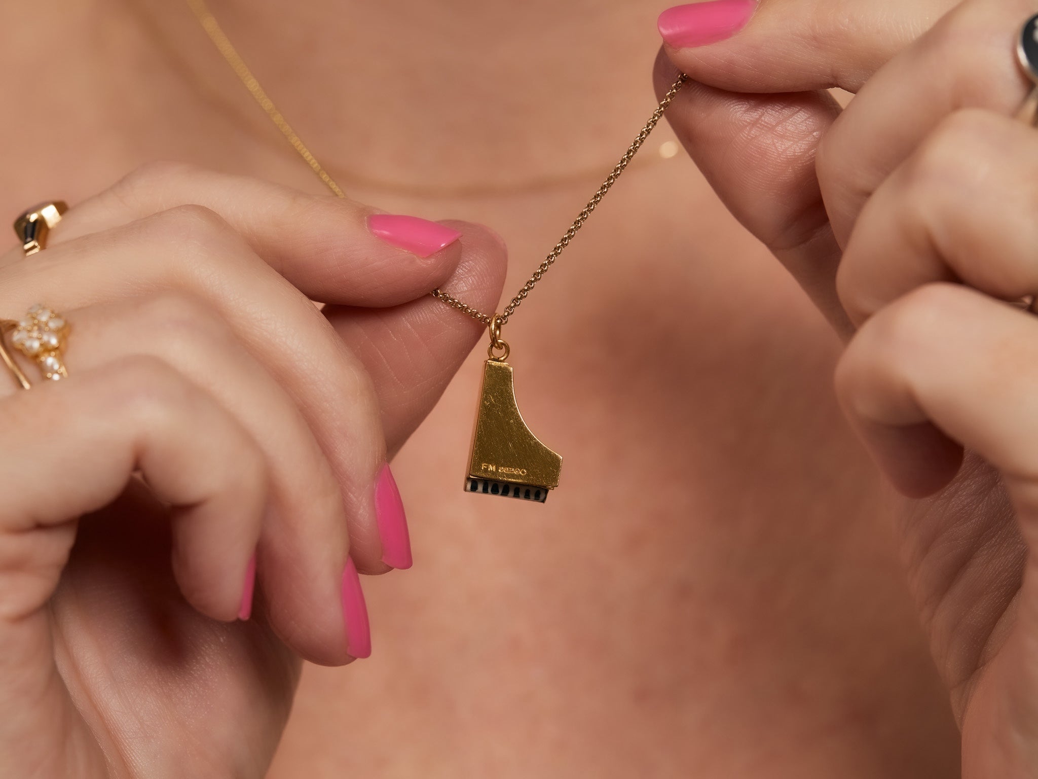 Vintage 9ct gold enamel piano charm 