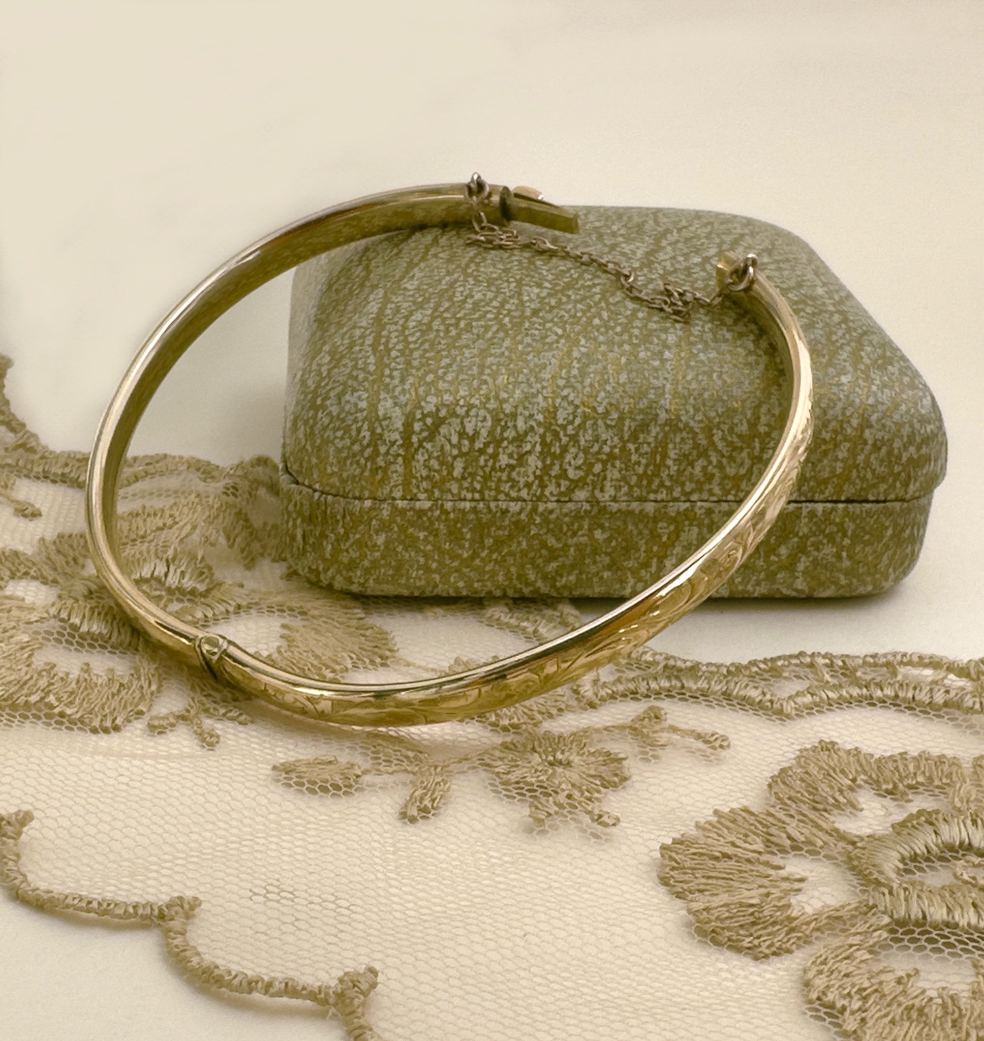 Victorian 9ct yellow gold bangle is beautiful condition 