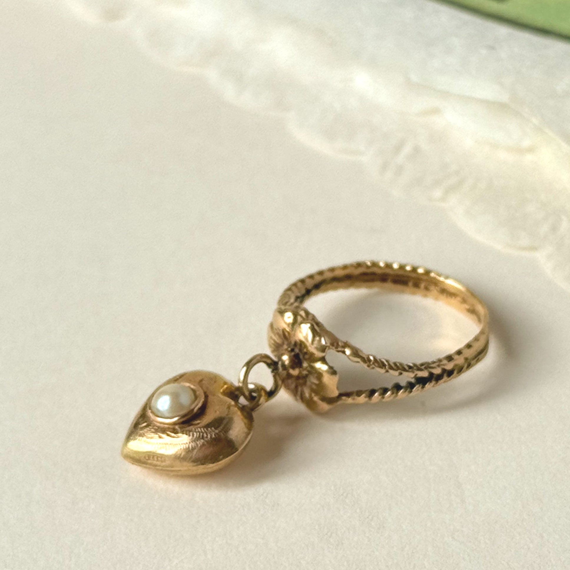 Dangle charm gold ring 