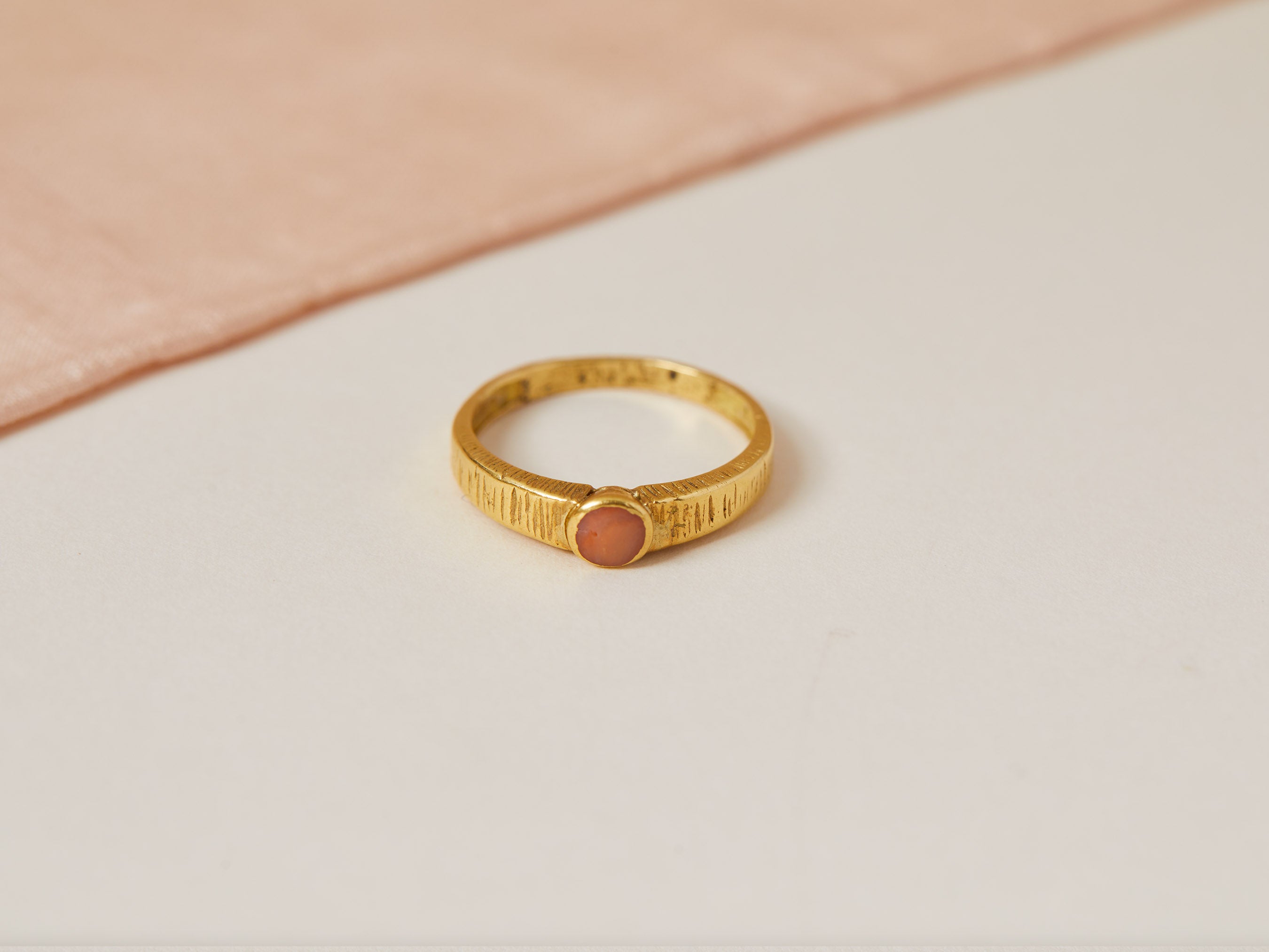 Vintage 18ct yellow gold coral ring 