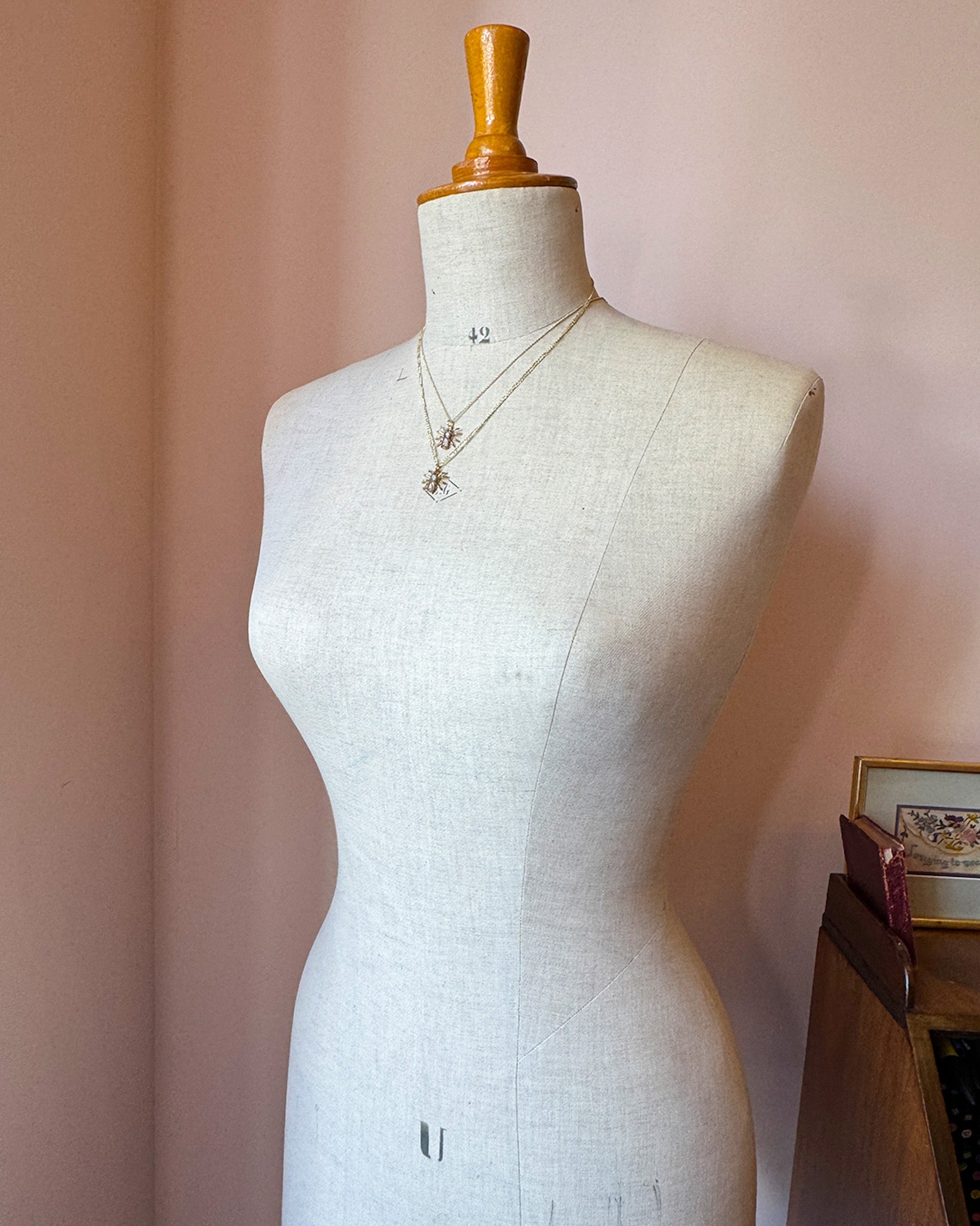 Vintage gold jewellery design 