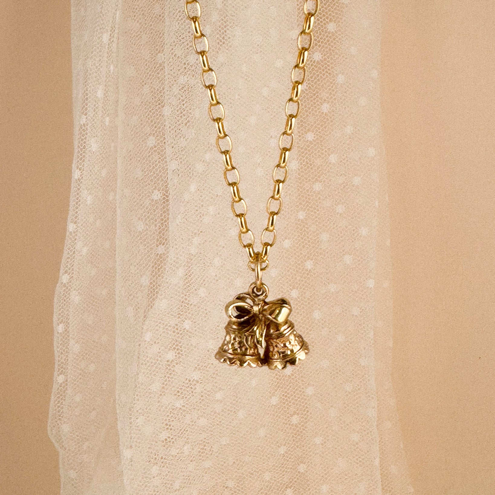 Vintage jewellery for a vintage style bride