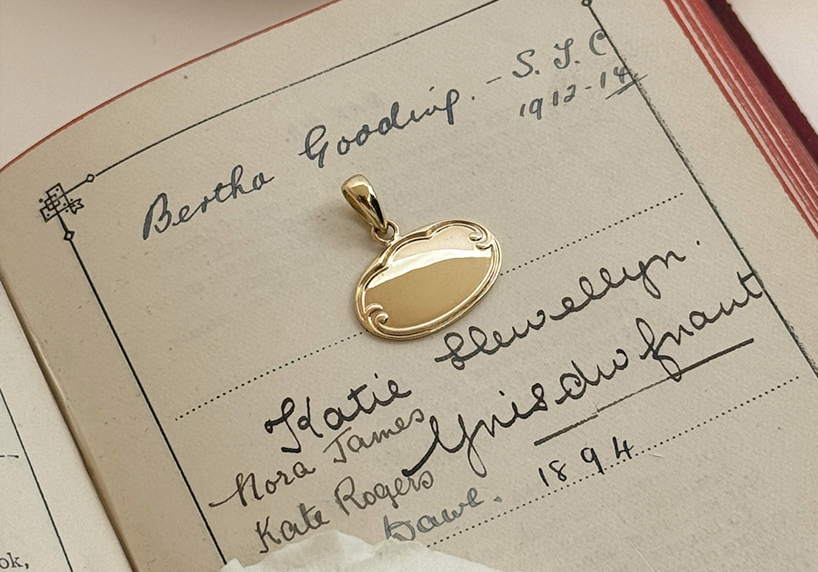 Heirloom Name Pendant in solid gold 