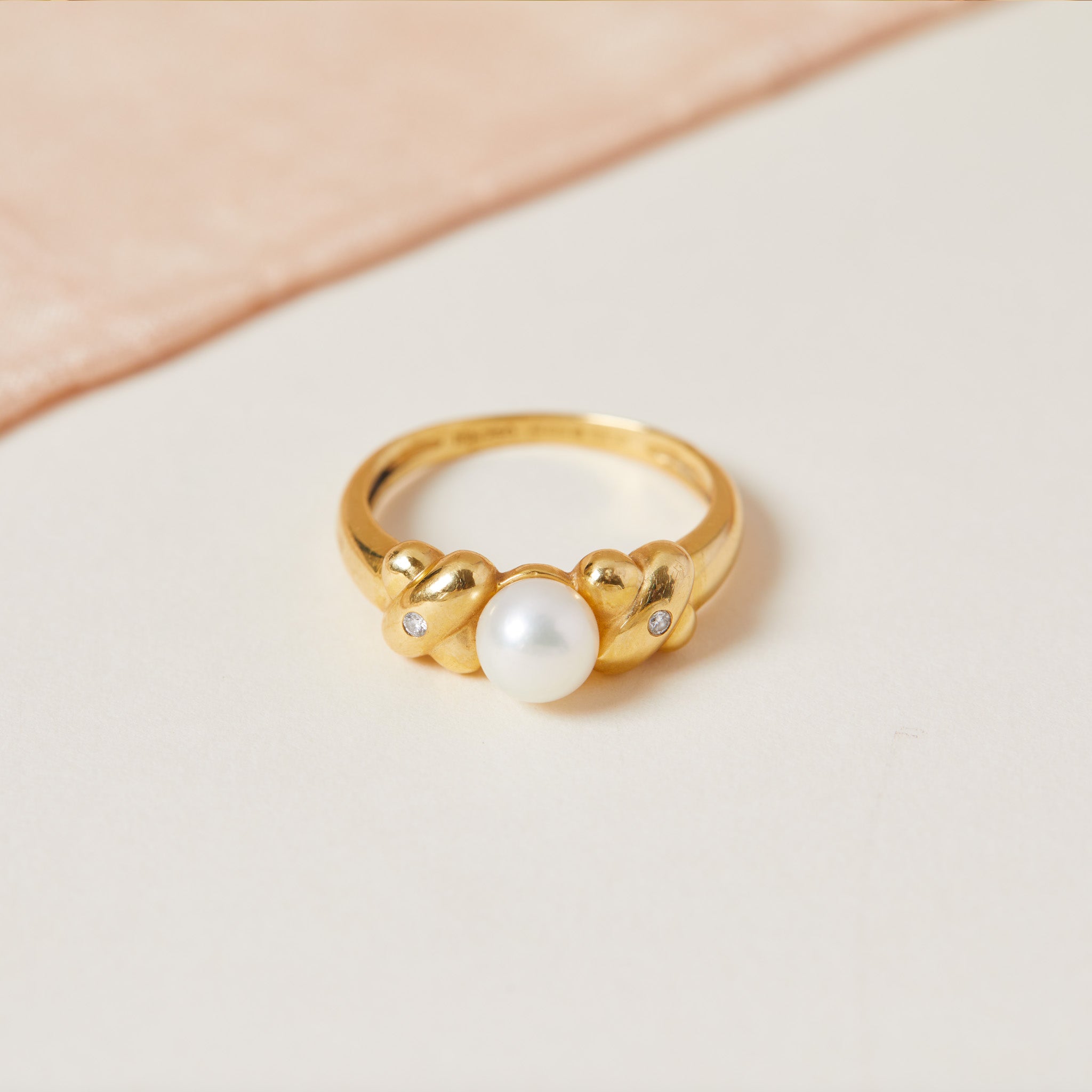 Vintage Kiss ring with pearl and diamonds 