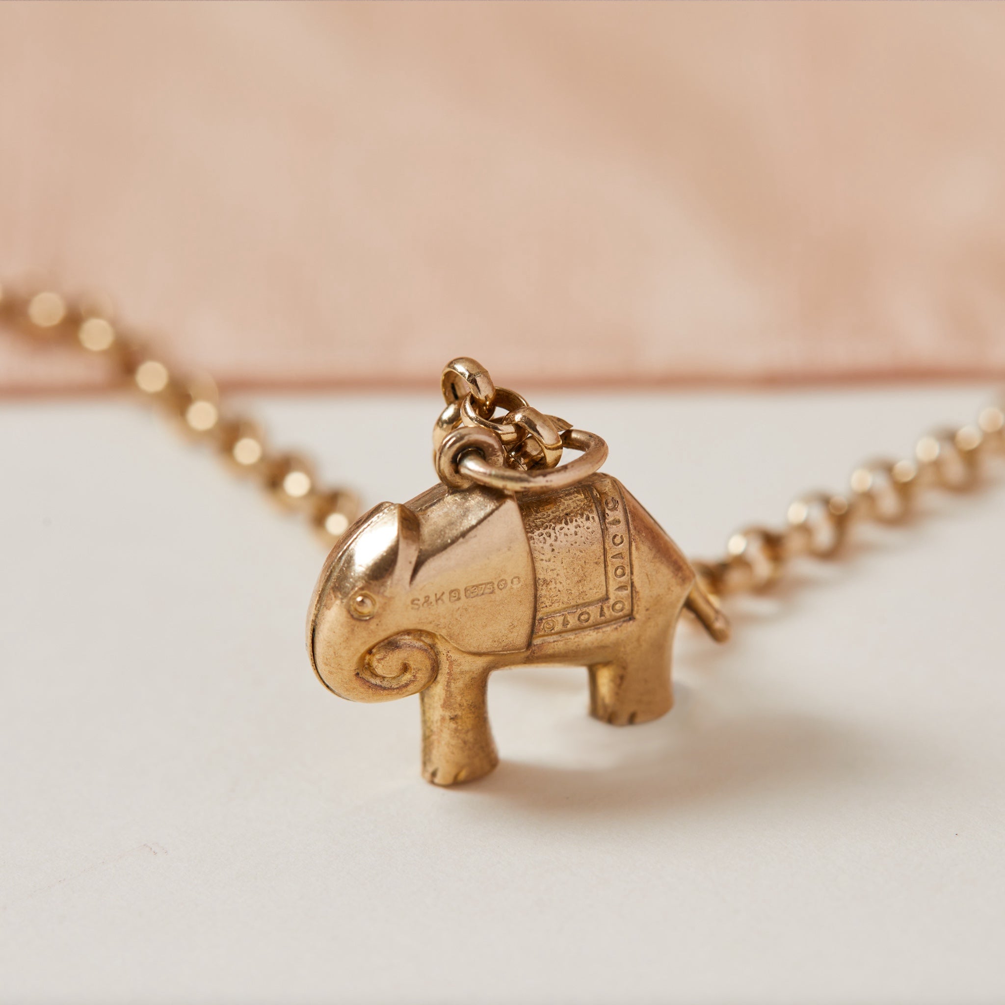 9ct yellow gold charm of an elephant 